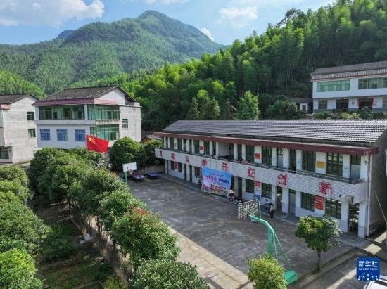 這是5月28日拍攝的湖南省衡陽市衡陽縣岣嶁鄉(xiāng)妙溪小學(xué)（無人機照片）。