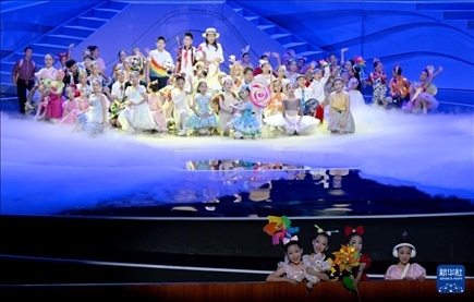 6月1日，演員在“我和祖國一起成長”主題演出活動中表演。新華社記者 金良快 攝