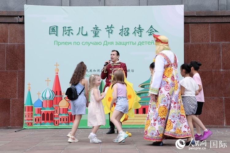 中俄兩國小朋友共同參與互動游戲。人民網(wǎng)記者 隋鑫攝