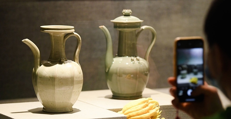 2021年9月14日，浙江省博物館，觀眾在拍攝北宋龍泉窯執(zhí)壺（左）和龍泉青瓷藝人劉杰制作的執(zhí)壺。