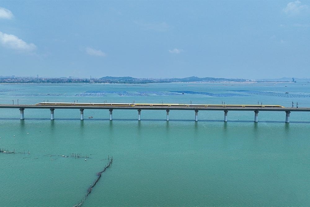 △2023年6月28日，CR450動車組試驗列車在湄洲灣跨海大橋交會運行，單列最高運行時速達到453公里。