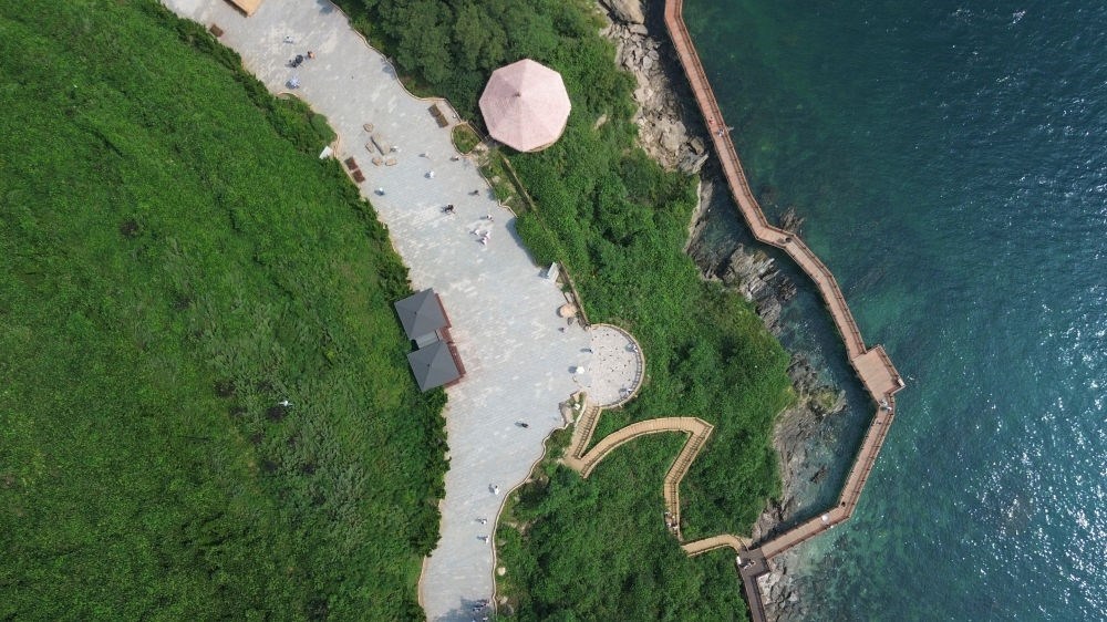 2023年8月16日，長?？h小長山島小水口森林公園一角（無人機(jī)照片）。新華社記者 陳為 攝