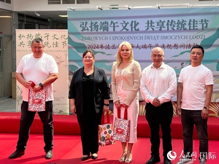 向波蘭友人發(fā)放端午節(jié)慰問品。人民網(wǎng)記者 李增偉攝