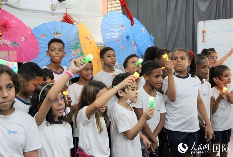 端午節(jié)活動在里約薩繆爾·韋納公立學校舉辦，該校師生合唱中文歌曲。 人民網(wǎng)記者 時元皓攝