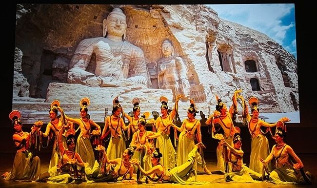 展演現(xiàn)場，同學(xué)們在表演節(jié)目《云岡飛天印象》。校方供圖