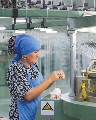 在針織毛坯車間，當(dāng)?shù)毓と苏诮泳€。胡澤曦?cái)z