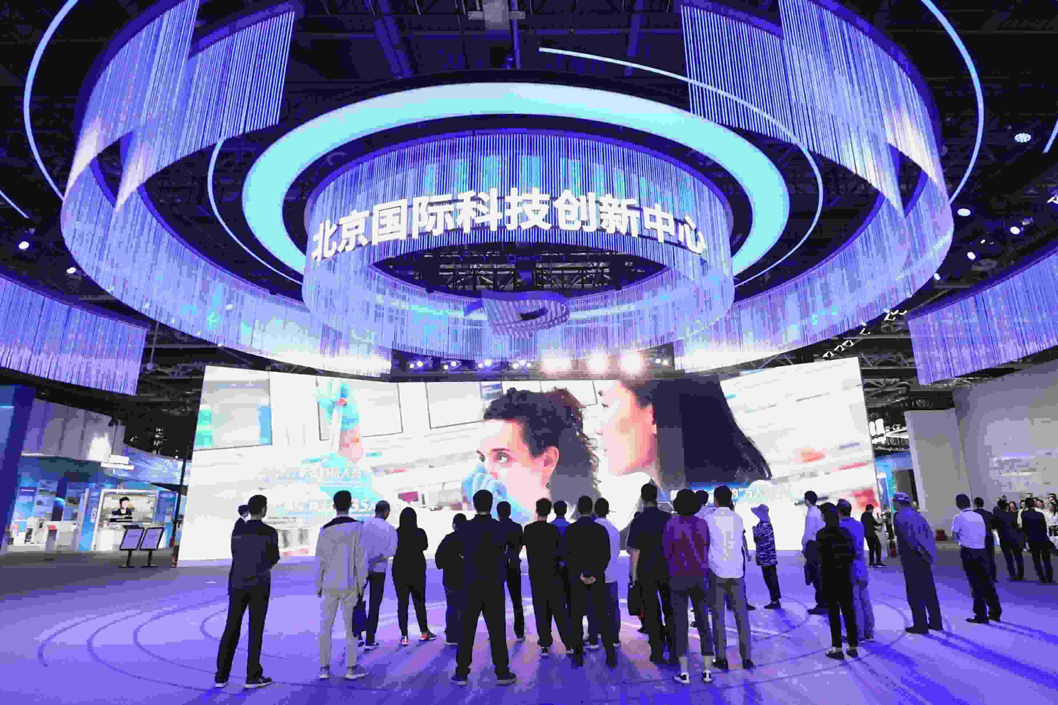 △2024年5月11日，觀眾在中關村展示中心觀看科技創(chuàng)新宣傳片。