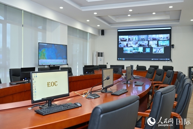 援緬甸國家疾控中心應(yīng)急指揮中心內(nèi)。人民網(wǎng)記者 謝佳君攝