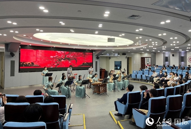 北京第二外國語學(xué)院學(xué)生帶來民樂表演。人民網(wǎng)記者 陳思攝