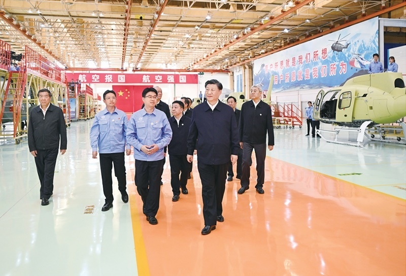 2023年10月10日至13日，中共中央總書記、國家主席、中央軍委主席習近平在江西考察。這是11日上午，習近平在景德鎮(zhèn)市昌河飛機工業(yè)（集團）有限公司考察。 新華社記者 燕雁/攝