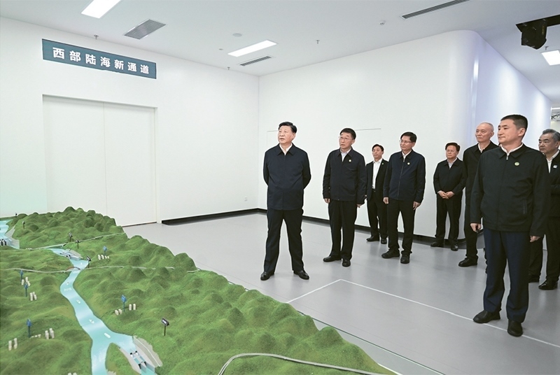 2023年12月14日至15日，中共中央總書記、國家主席、中央軍委主席習近平在廣西考察。這是14日上午，習近平在南寧市考察中國—東盟信息港股份有限公司，結合平陸運河沙盤聽取西部陸海新通道骨干工程建設匯報。 新華社記者 謝環(huán)馳/攝