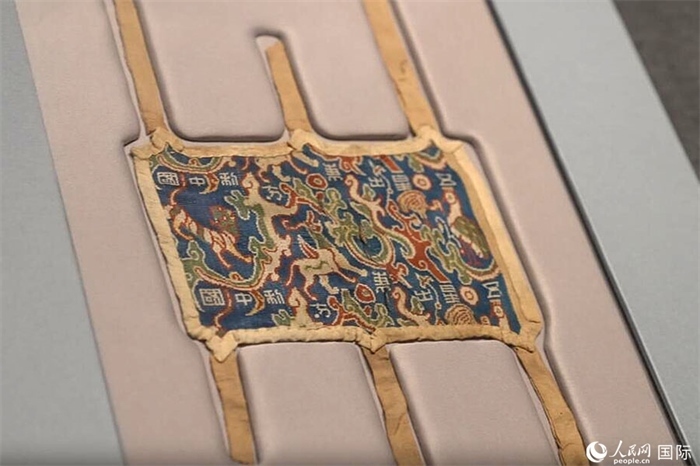 “五星出東方利中國”織錦護(hù)臂。人民網(wǎng)記者 張麗婭攝