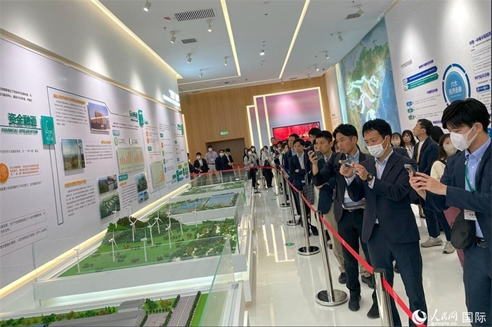 日本創(chuàng)價(jià)學(xué)會(huì)青年代表團(tuán)在烏魯木齊市文化中心規(guī)劃館參觀。人民網(wǎng)記者 張麗婭攝