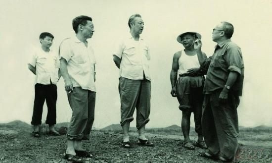 1978年8月，習仲勛（左三）在廣東惠陽農(nóng)村調(diào)研。在清華大學讀書的習近平（左一）利用暑假時間參加社會實踐，隨同父親一起下鄉(xiāng)。