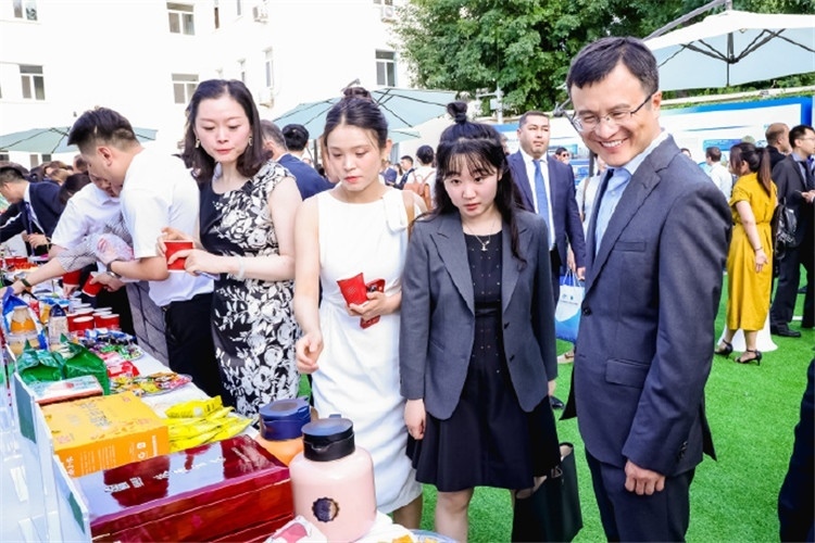 與會嘉賓參觀品鑒上合組織農(nóng)業(yè)基地特產(chǎn)。主辦方供圖