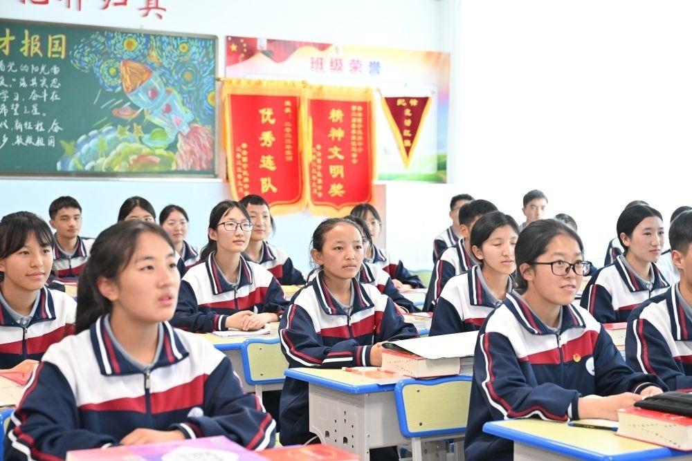 2024年6月18日，果洛西寧民族中學(xué)學(xué)生在上課。