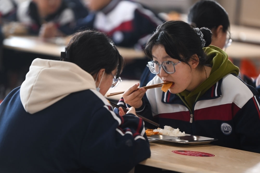 2023年2月23日，果洛西寧民族中學(xué)學(xué)生在食堂吃午飯。