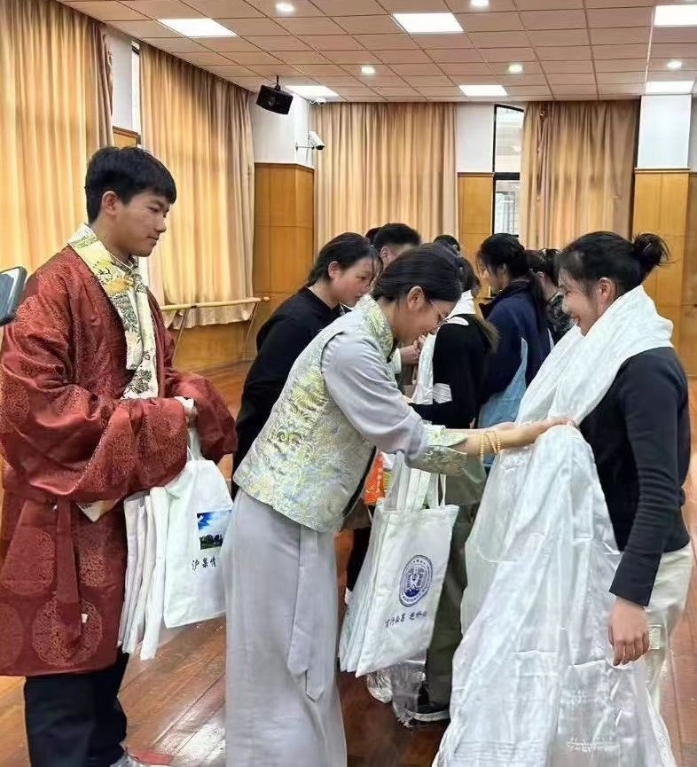 2024年1月18日，在上海市大同中學(xué)，果洛西寧民族中學(xué)學(xué)生給上海大同中學(xué)師生獻(xiàn)哈達(dá)。新華社發(fā)（果洛州教育局供圖）