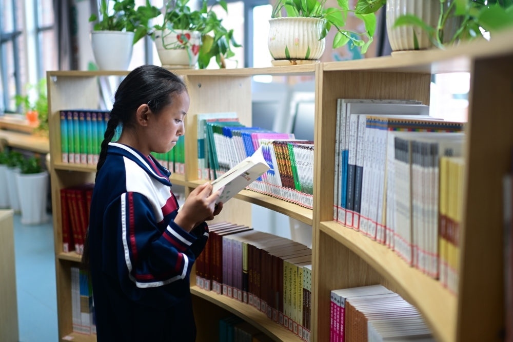 6月18日，果洛西寧民族中學(xué)學(xué)生尼東拉毛在圖書(shū)室看書(shū)。