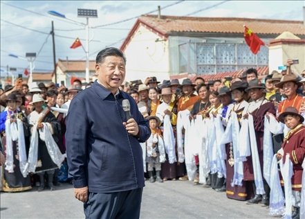 2021年6月7日至9日，習(xí)近平總書記在青?？疾?。這是8日下午，習(xí)近平在海北藏族自治州剛察縣沙柳河鎮(zhèn)果洛藏貢麻村考察時(shí)，同村民們親切交流。新華社記者 謝環(huán)馳 攝