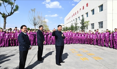 2021年6月7日至9日，習(xí)近平總書記在青?？疾?。這是7日下午，習(xí)近平總書記在青海圣源地毯集團(tuán)有限公司考察時(shí)，同企業(yè)員工親切交流。新華社記者 謝環(huán)馳 攝
