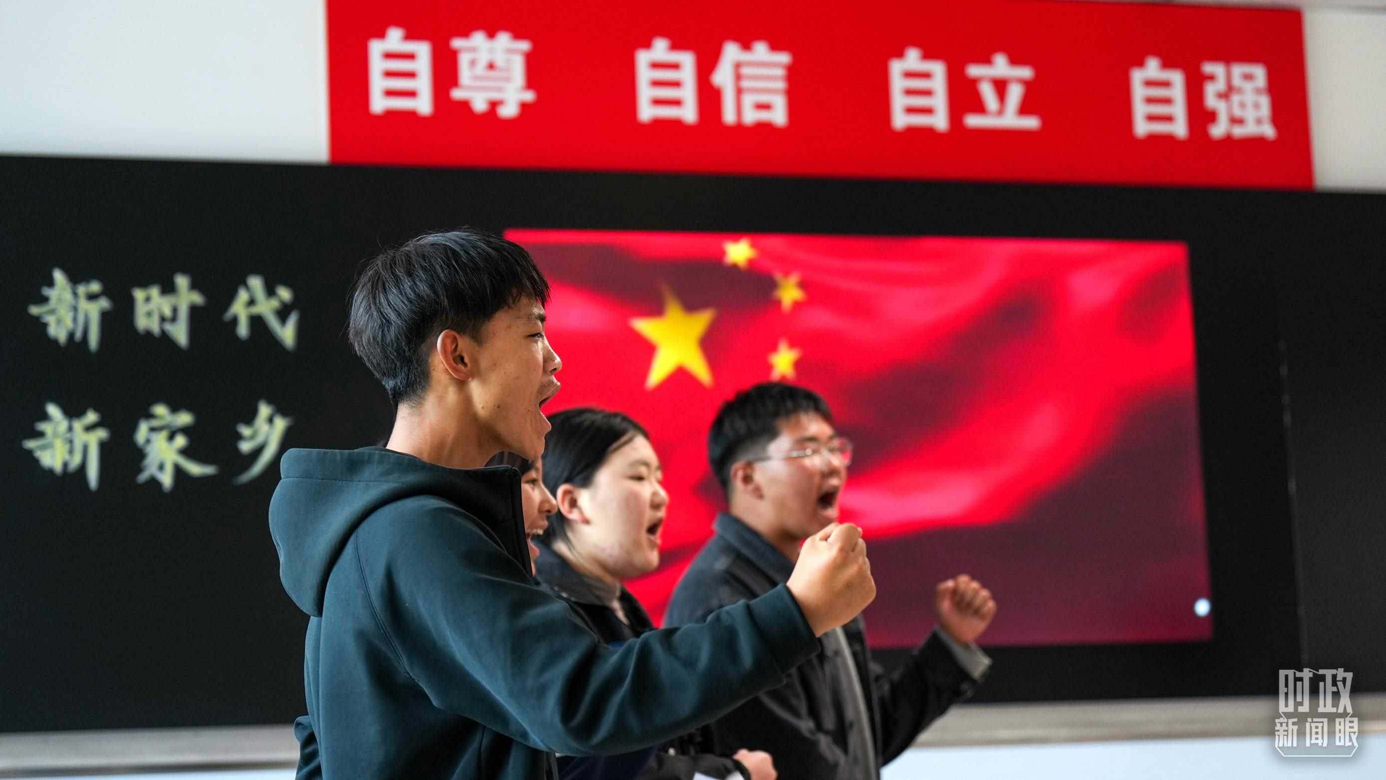 △果洛西寧民族中學(xué)高一（1）班的“新時代、新家鄉(xiāng)”主題思政課。（總臺央視記者許永松、國廣記者李晉拍攝）