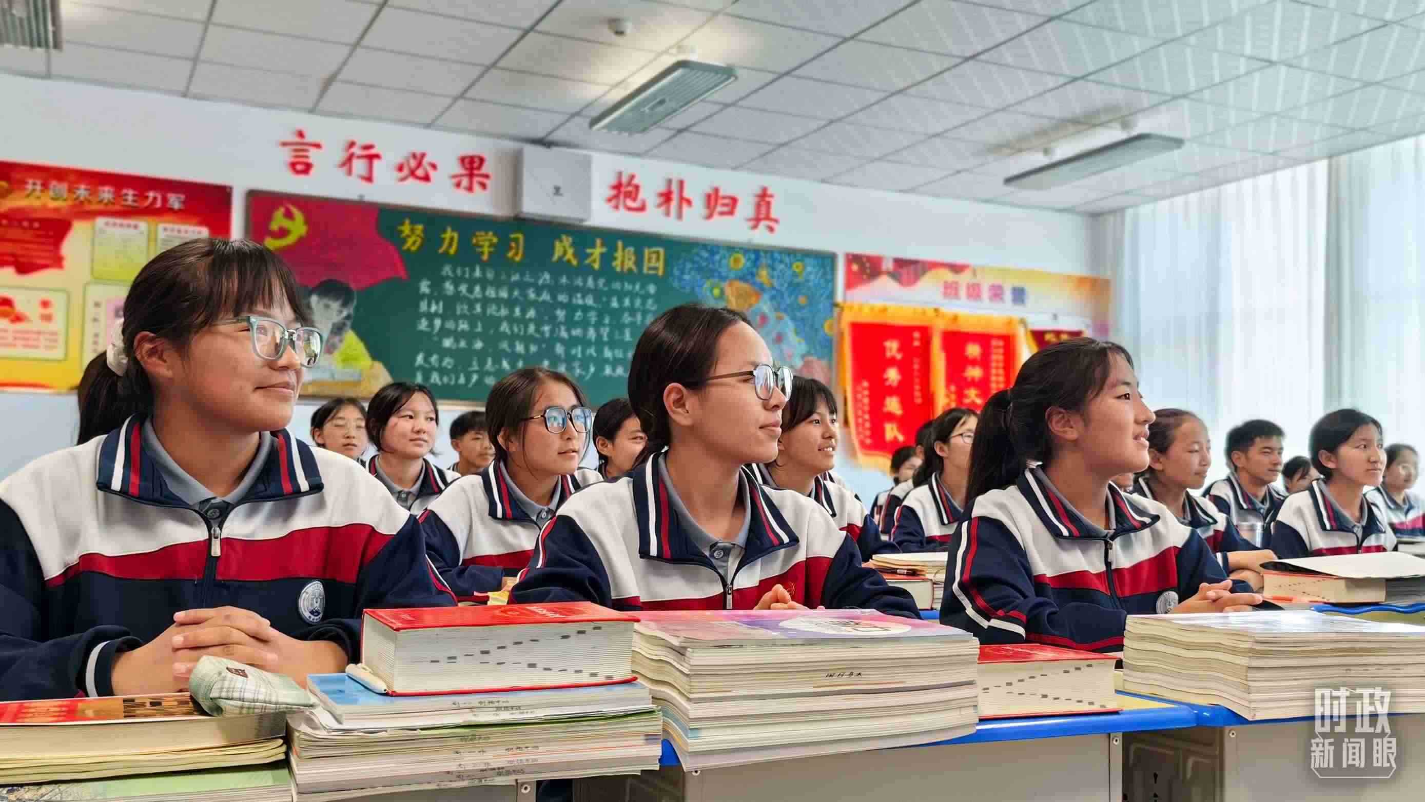△果洛西寧民族中學(xué)高一（1）班的“新時代、新家鄉(xiāng)”主題思政課。（總臺央視記者段德文拍攝）