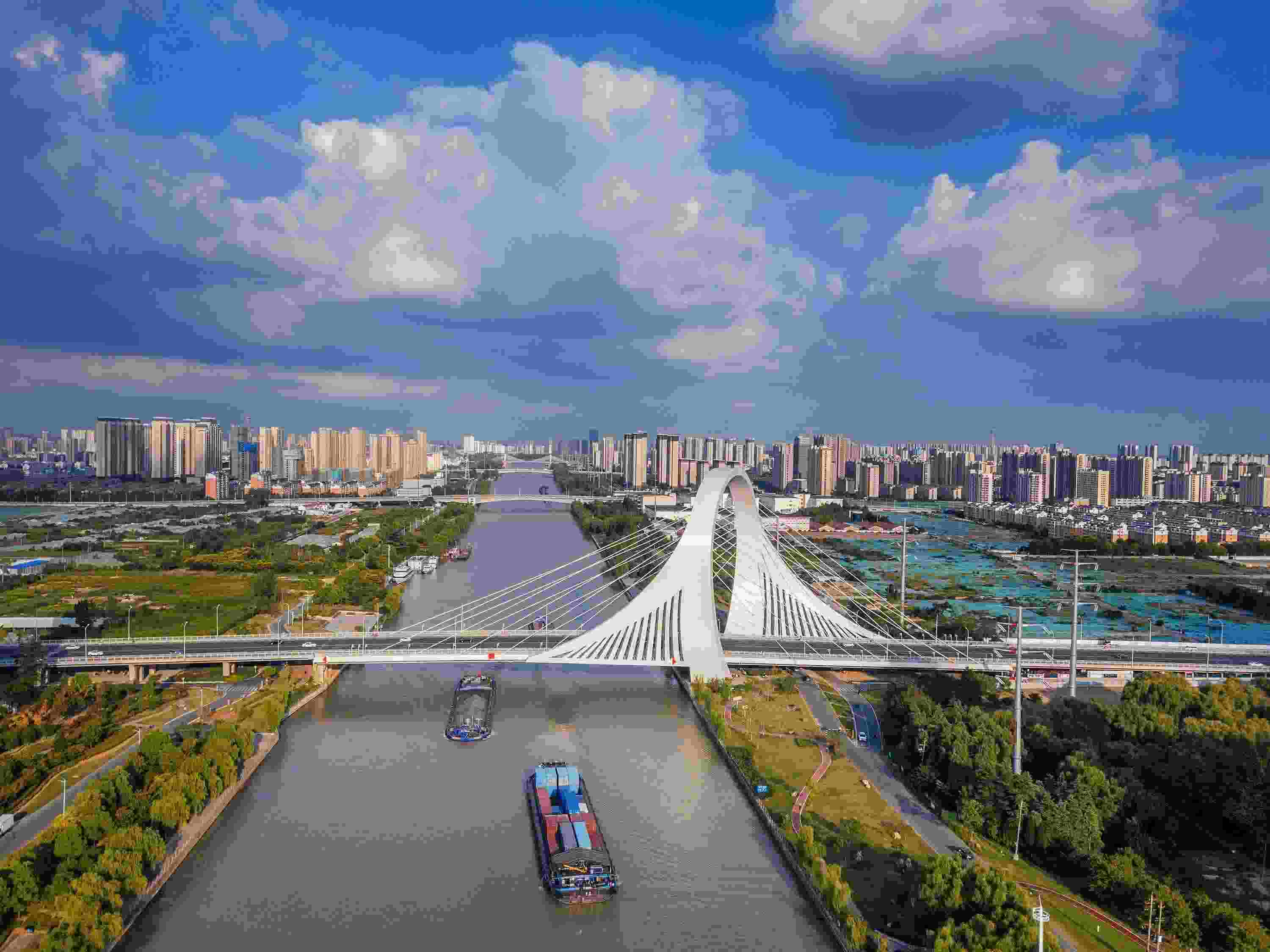 2022年9月12日，幾艘船舶行駛在江蘇淮安運河大橋附近。