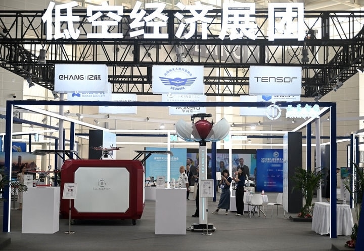 6月20日，參觀者在博覽會(huì)低空經(jīng)濟(jì)展團(tuán)參觀。新華社記者 趙子碩 攝