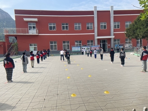 學(xué)生們在操場上上體育課。人民網(wǎng)記者 陳琦攝
