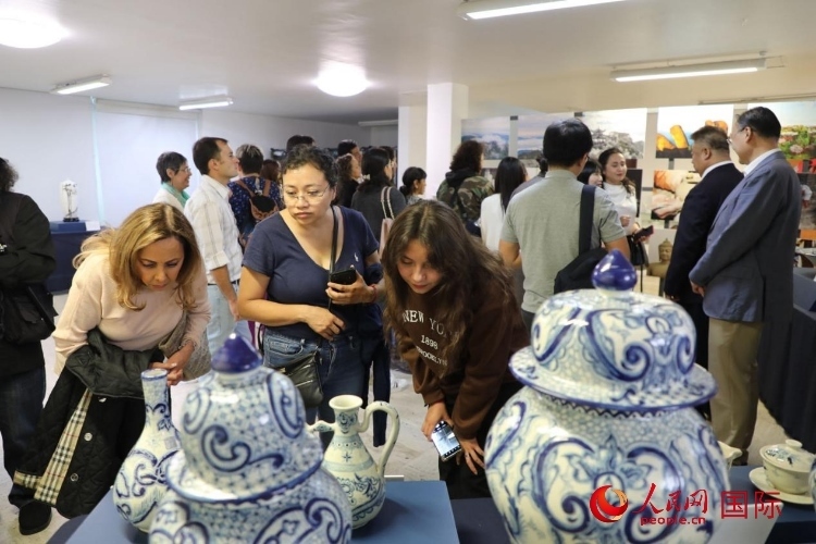 在展覽現(xiàn)場，觀眾們駐足欣賞德化瓷和墨西哥彩瓷。人民網(wǎng) 埃內(nèi)斯托·多明戈斯攝