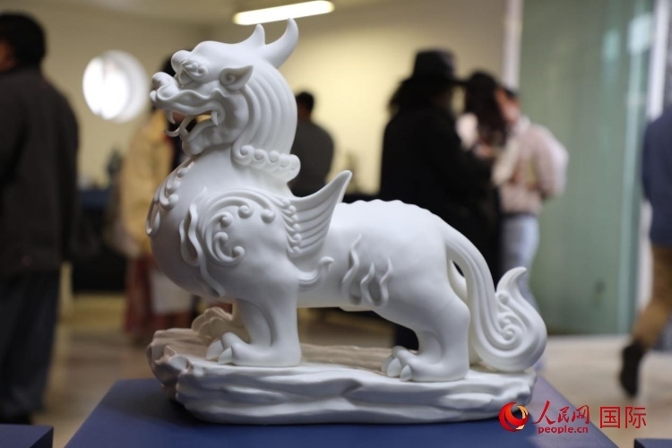 展覽現(xiàn)場的德化白瓷。人民網(wǎng) 埃內(nèi)斯托·多明戈斯攝