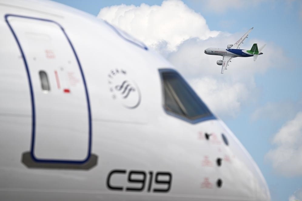 一架中國商飛公司C919客機在新加坡航展上做飛行表演（2024年2月20日攝）。新華社發(fā)（鄧智煒攝）