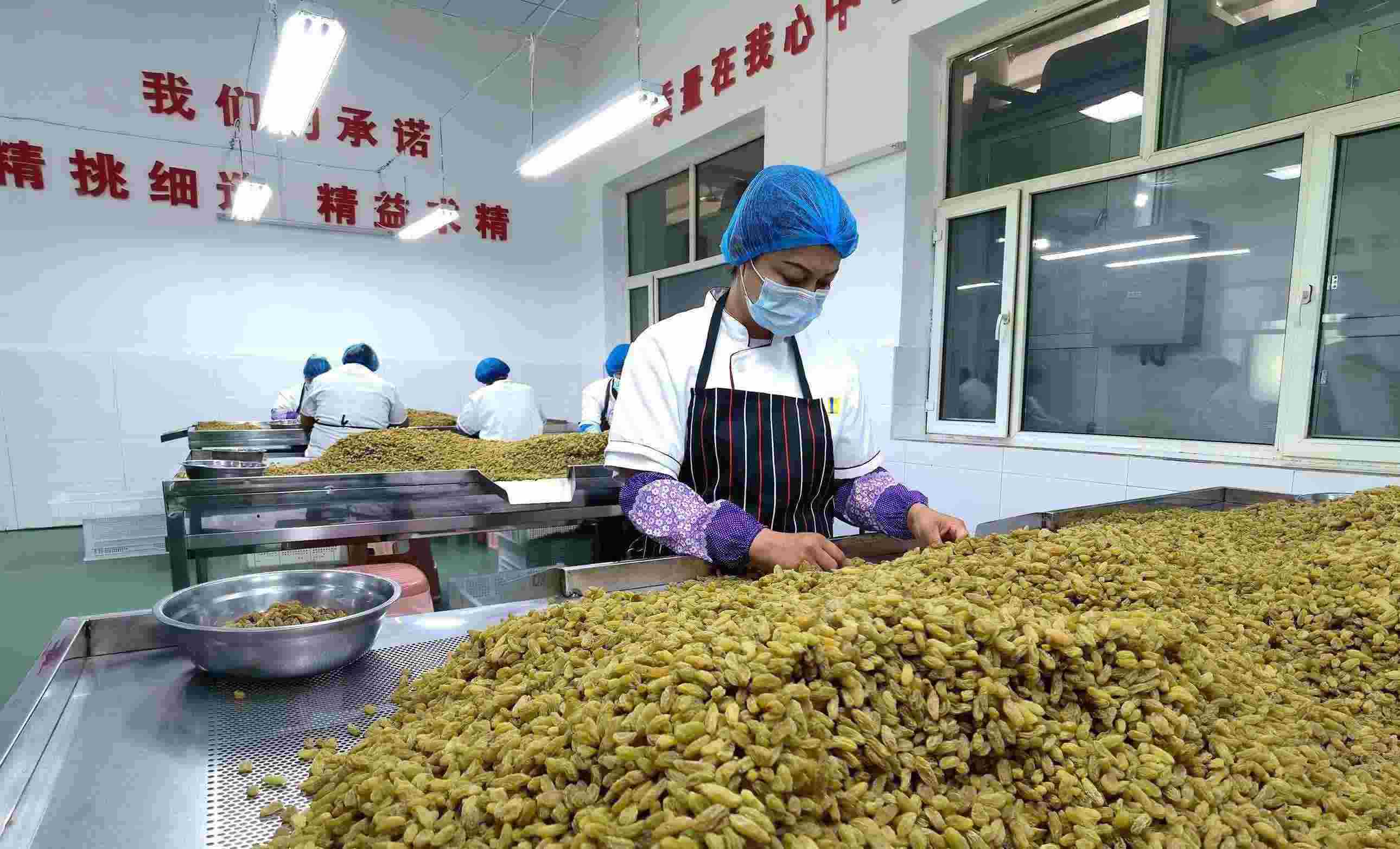 新疆吐魯番市高昌區(qū)亞爾鎮(zhèn)新城西門村，村民們?cè)诜謷咸迅伞? width=