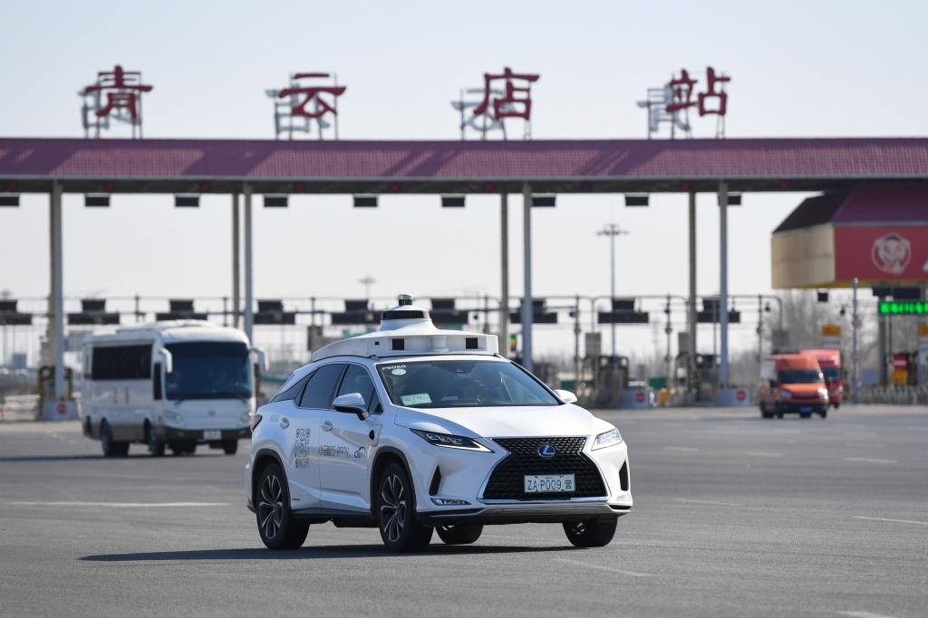 一輛自動駕駛車行駛在北京大興國際機場到亦莊的自動駕駛線路上（2024年3月1日攝）。新華社記者 鞠煥宗 攝