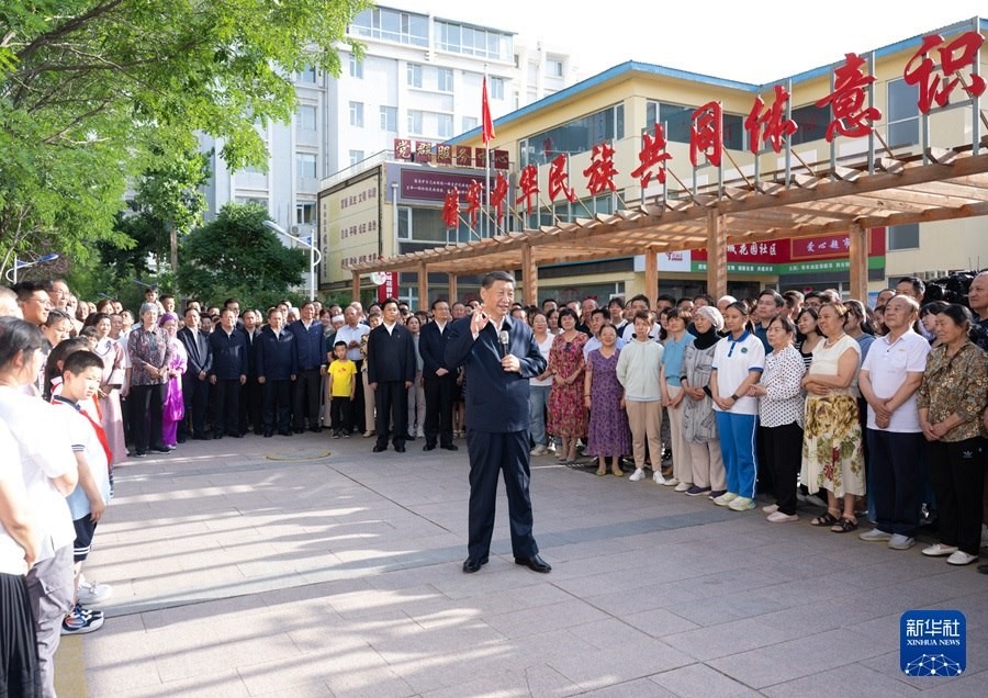 6月19日下午，習(xí)近平總書記在銀川市金鳳區(qū)長城花園社區(qū)考察時(shí)，同社區(qū)居民親切交流。