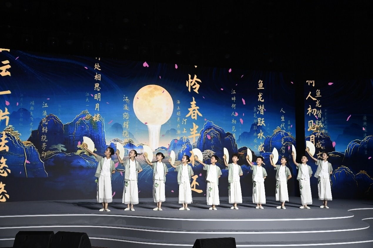 揚州市邗江區(qū)實驗學(xué)校蔣王小學(xué)學(xué)生吟誦《春江花月夜》。