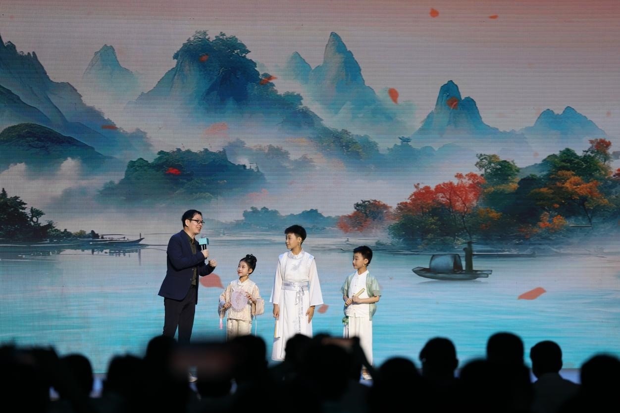 南京師范大學(xué)教授酈波（左一）與2024中國詩詞大會選手張可兒（左二）、姜敬曦（右二），揚州市邗江區(qū)實驗學(xué)校蔣王小學(xué)學(xué)生陸俊屹（右一）趣談大運河詩詞文化。