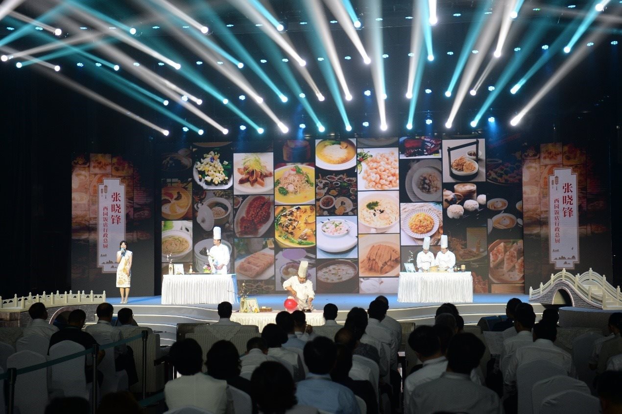 花園國際大酒店廚師長朱燾、西園飯店行政總廚張曉鋒、冶春面點總廚倪秋香、冶春面點制作技藝第五代傳人陳詩雅展示淮揚菜絕技。