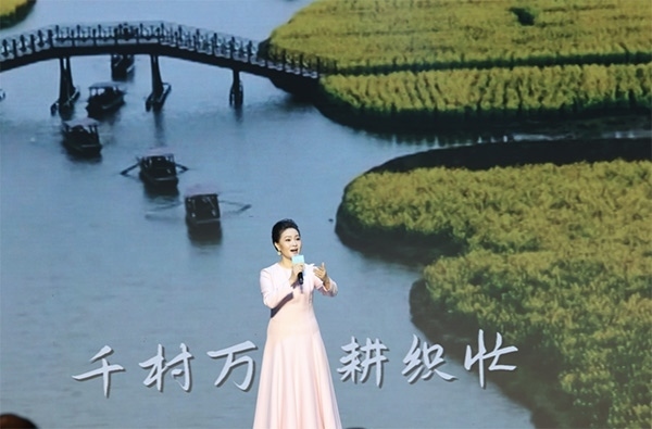 歌唱家、中國音樂學(xué)院教授雷佳現(xiàn)場演唱。