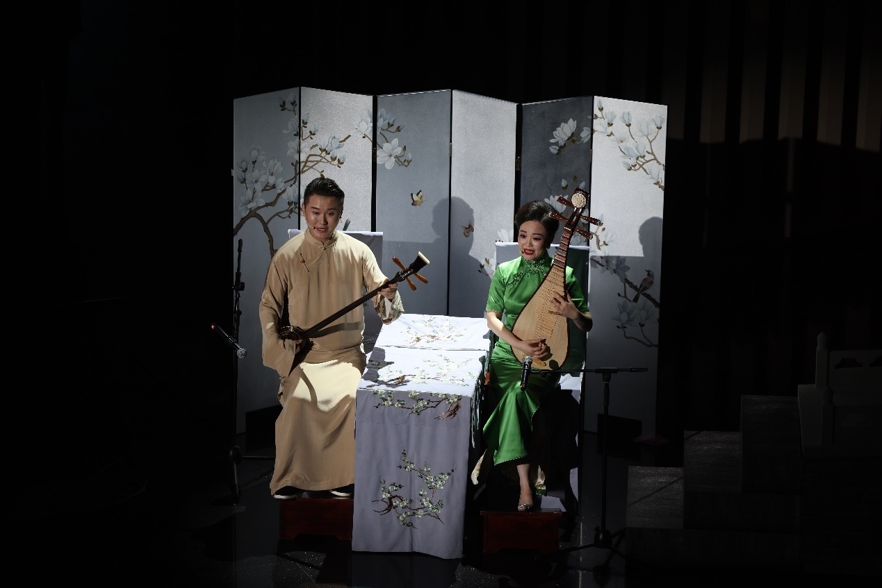 國家一級演員、揚州曲藝研究所青年演員劉芓君（右）、揚州曲藝研究所青年演員王智超（左）現(xiàn)場表演。