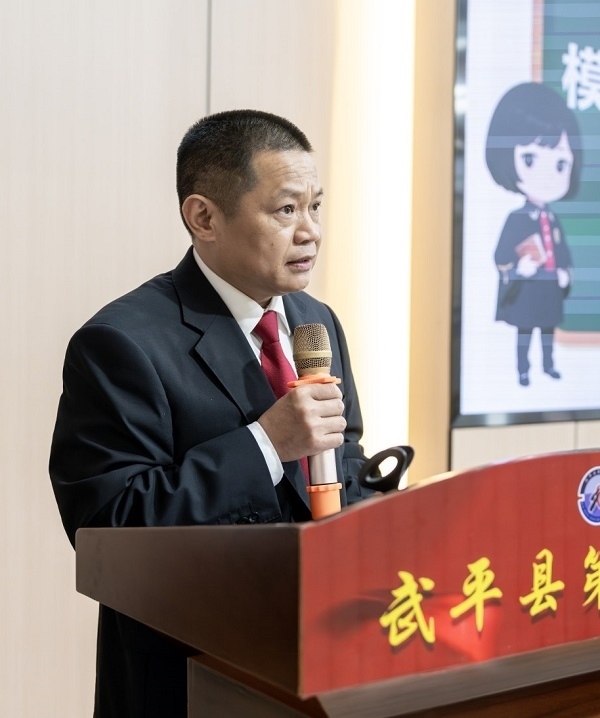 圖④：武平法院刑庭庭長(zhǎng)候良石在模擬法庭后為學(xué)生上普法課。