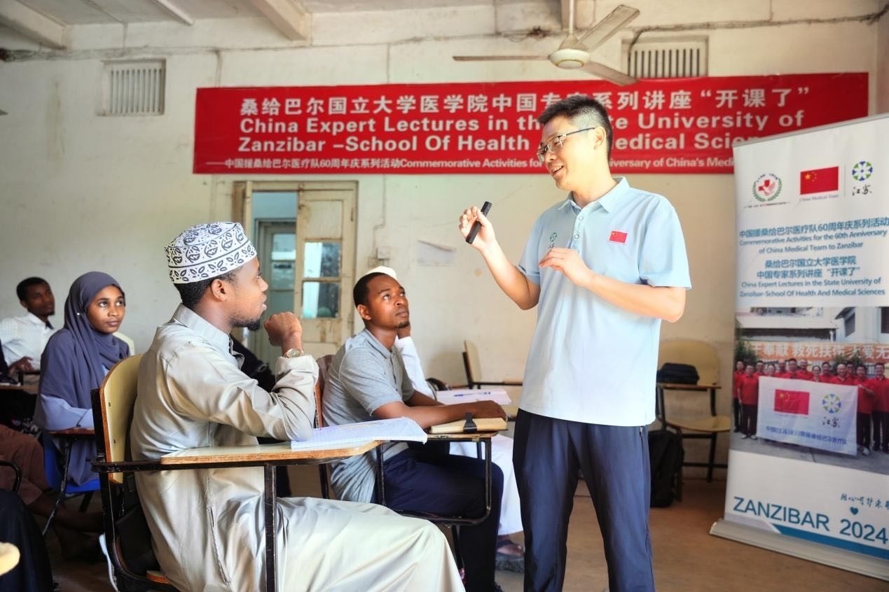 李勇醫(yī)生在解答學(xué)生的問題。 中國援桑醫(yī)療隊供圖