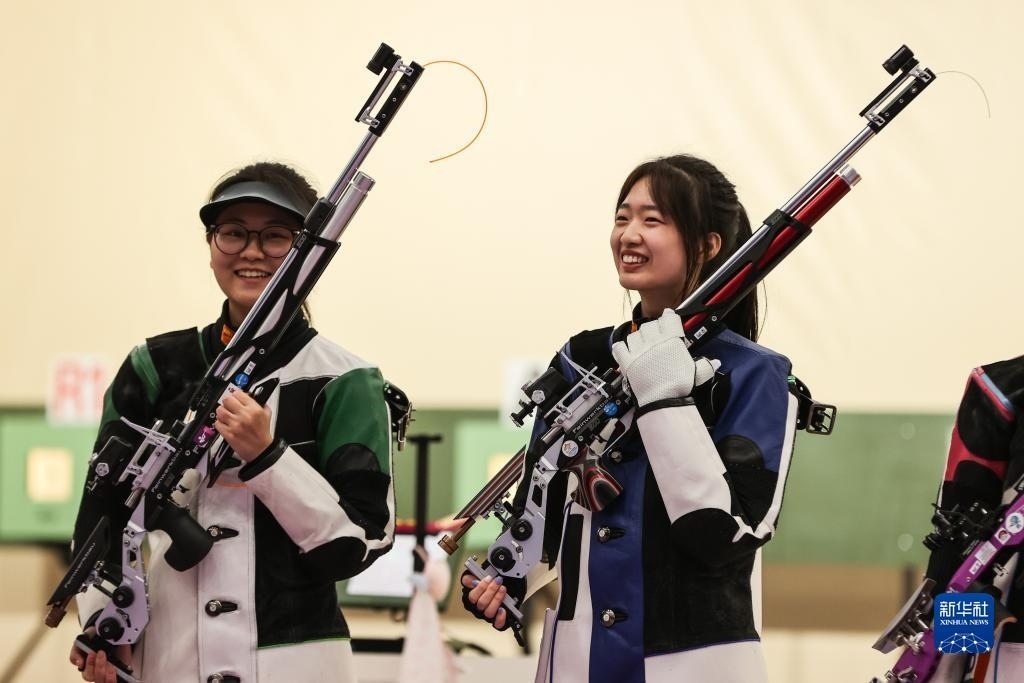 2023年9月24日，在杭州亞運(yùn)會(huì)射擊項(xiàng)目女子10米氣步槍個(gè)人決賽中，中國(guó)選手黃雨婷以252.7環(huán)的成績(jī)獲得冠軍，韓佳予獲得亞軍，印度選手拉米塔獲得季軍。圖為黃雨婷（右）、韓佳予在比賽后。新華社記者 單宇琦 攝
