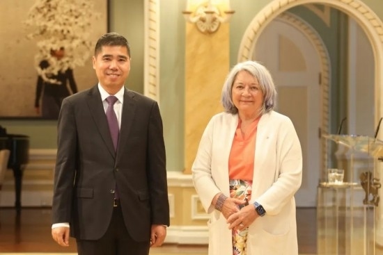 6月26日，中國(guó)駐加拿大大使王鏑向加拿大總督西蒙遞交國(guó)書(shū)。