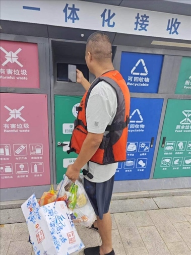 張琪在水上服務(wù)區(qū)處理生活垃圾。人民網(wǎng)記者 黃鈺攝