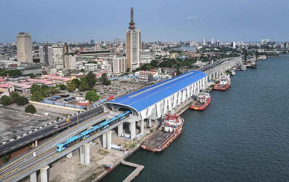 2024年3月2日，在尼日利亞拉各斯，一列輕軌藍(lán)線列車駛?cè)氪a頭站（無(wú)人機(jī)照片）。拉各斯輕軌藍(lán)線是西非地區(qū)首條由中國(guó)企業(yè)自主設(shè)計(jì)、建造、施工、運(yùn)營(yíng)的電氣化城市軌道交通項(xiàng)目。新華社記者 韓旭 攝