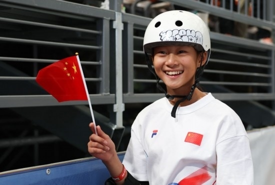 5月16日，巴黎奧運會資格系列賽上海站滑板女子碗池預(yù)賽在上海舉行。圖為鄭好好在比賽后慶祝，她在預(yù)賽中最佳成績?yōu)?1.73分。新華社記者 王楷焱 攝