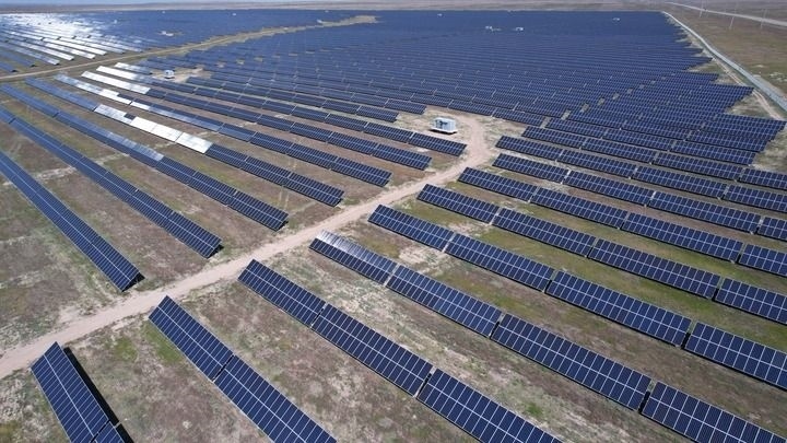這是2023年5月4日在哈薩克斯坦阿拉木圖州拍攝的卡普恰蓋100兆瓦光伏電站的太陽(yáng)能電池板（無(wú)人機(jī)照片）。新華社發(fā)（奧斯帕諾夫攝）