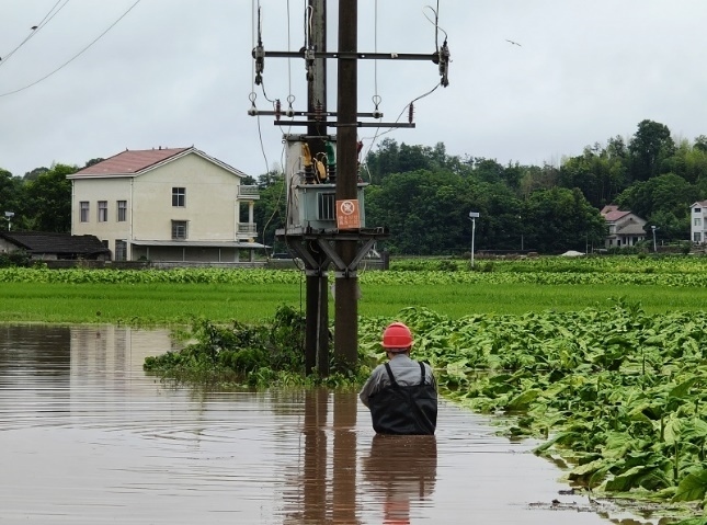 湖南常德桃源縣供電公司員工涉水檢查10千伏浯三線。受訪者供圖